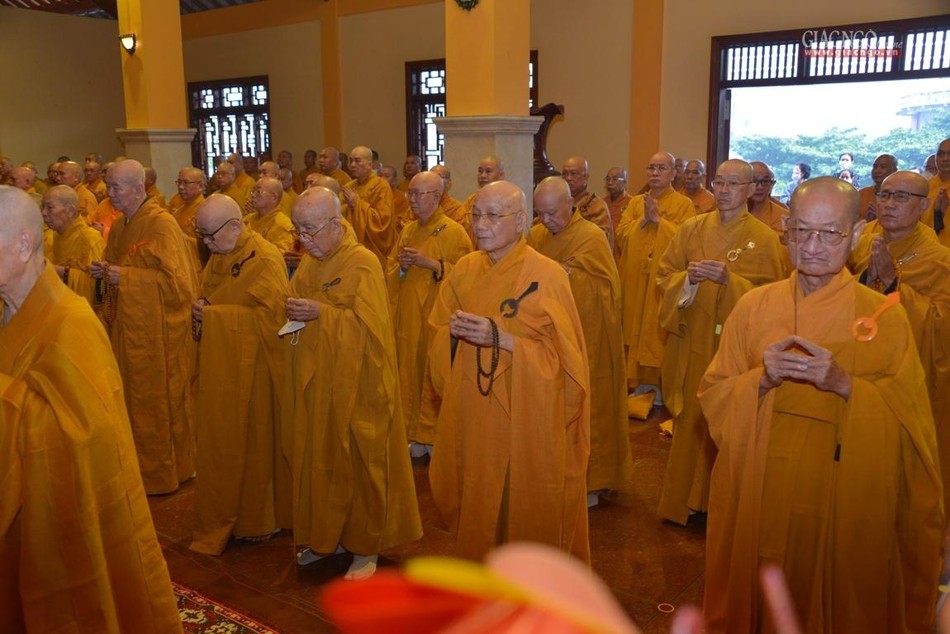 Chư tôn giáo phẩm niêm hương tưởng niệm