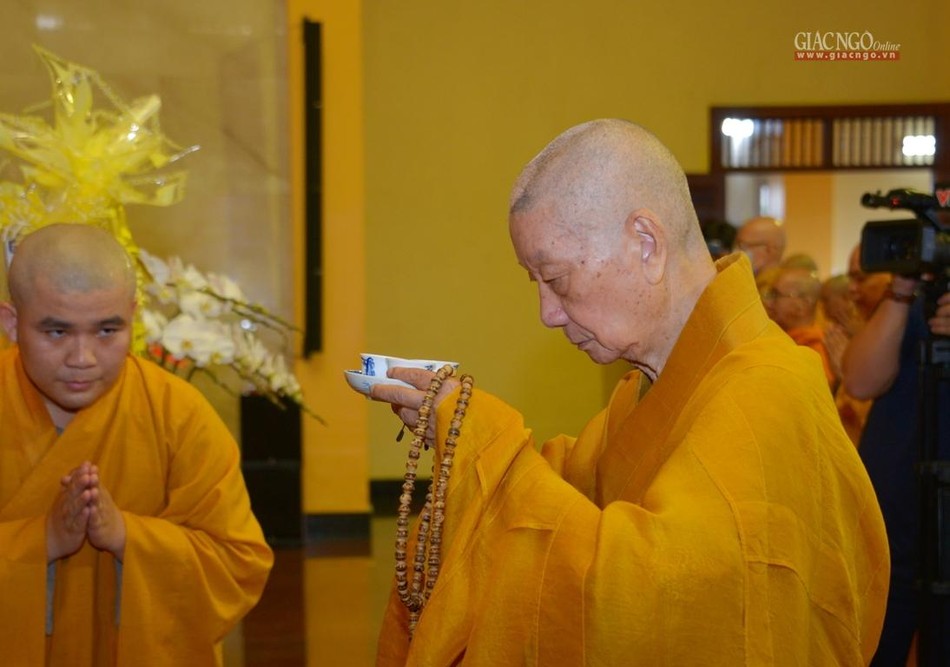 Trưởng lão Hòa thượng Quyền pháp chủ GHPGVN dâng trà cúng dường