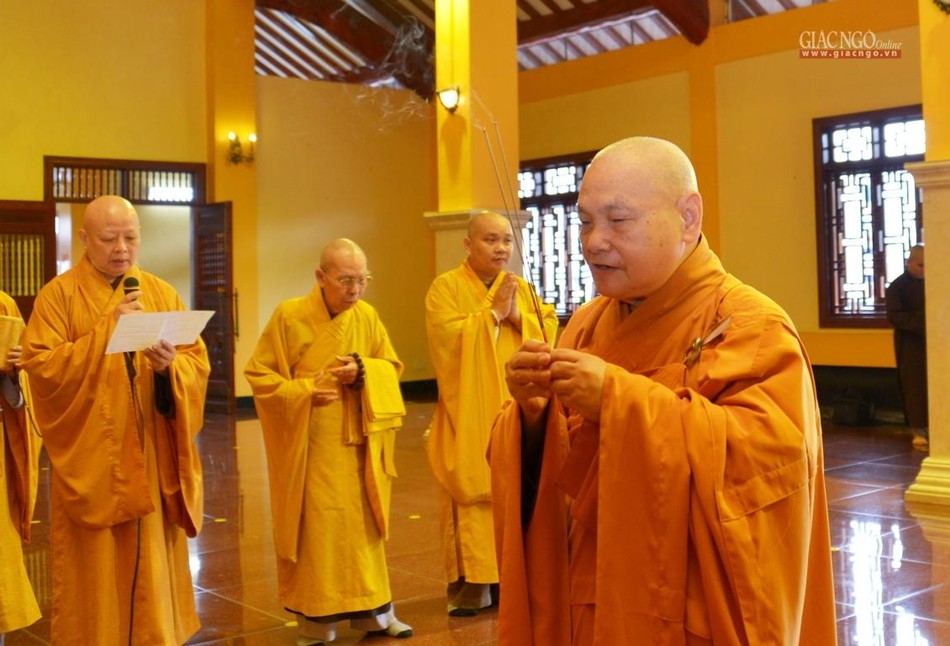 Hòa thượng Thích Thiện Nhơn dâng hương tưởng niệm Giác linh Đại lão Hòa thượng Thích Thiện Hào tại Tổ đường Việt Nam Quốc Tự