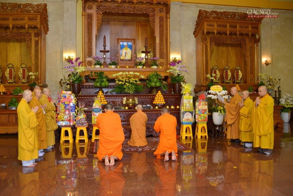 Cùng quý vị Văn phòng II Trung ương Giáo hội đảnh lễ Giác linh Đại lão Hòa thượng