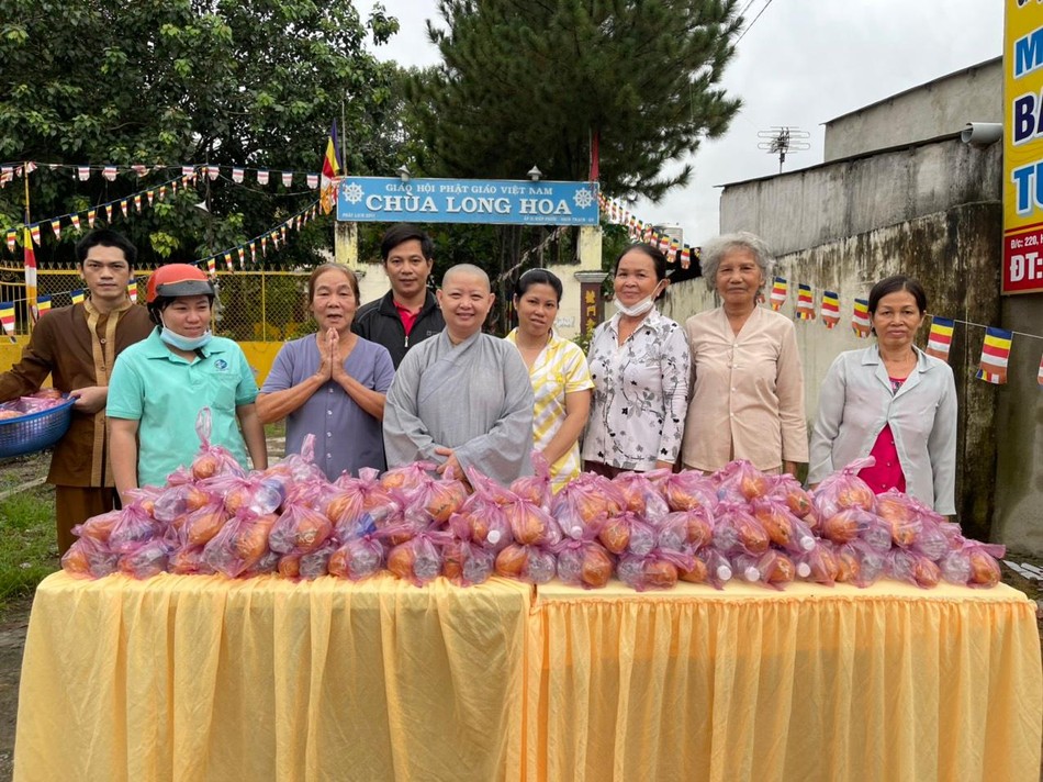 Chùa Long Hoa tổ chức tặng 100 suất chay