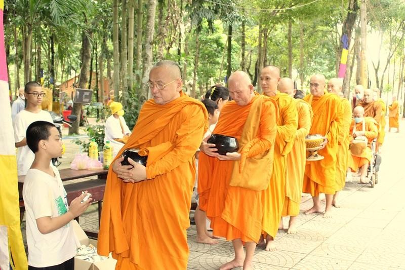 Chư Tăng trì bình khất thực trong khuôn viên thiền viện Chư Tăng trì bình khất thực trong khuôn viên thiền viện