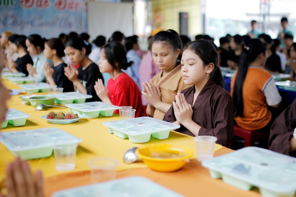 Thực tập ăn cơm trong chánh niệm Thực tập ăn cơm trong chánh niệm