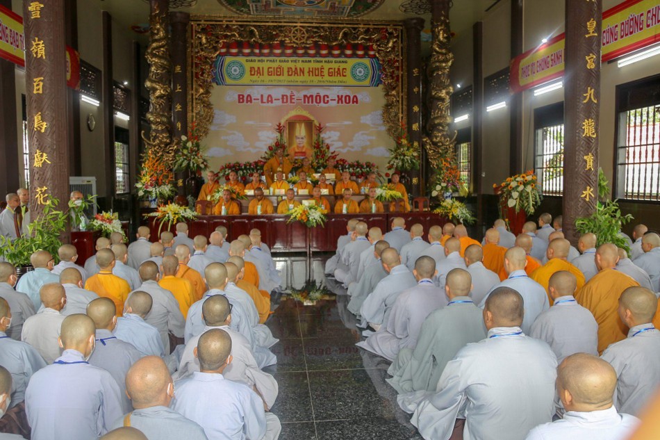 Thượng tọa Thích Phước Thành khuyến tấn giới tử trước giờ thi - Ảnh: Phương Đại Thượng tọa Thích Phước Thành khuyến tấn giới tử trước giờ thi - Ảnh: Phương Đại