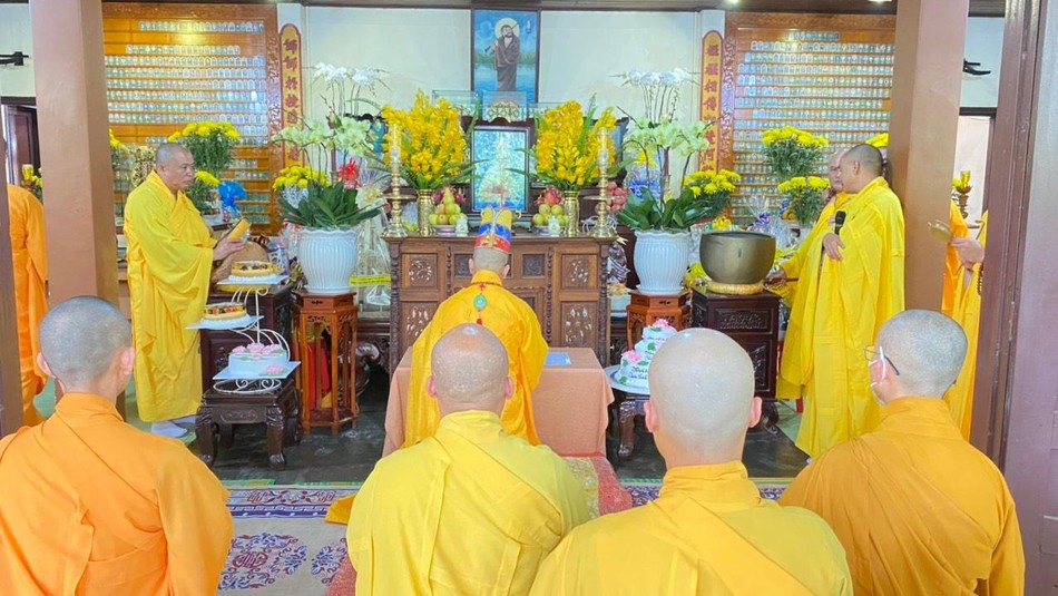 Chư tôn đức thành kính niêm hương tưởng niệm cố Hòa thượng Thích Quang Lý Chư tôn đức thành kính niêm hương tưởng niệm cố Hòa thượng Thích Quang Lý