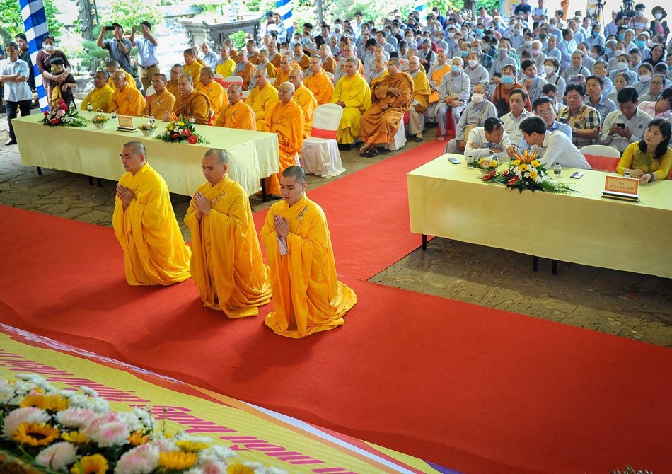 Chư tôn đức chùa Viên Thông tại lễ đặt đá trùng tu các công trình Chư tôn đức chùa Viên Thông tại lễ đặt đá trùng tu các công trình