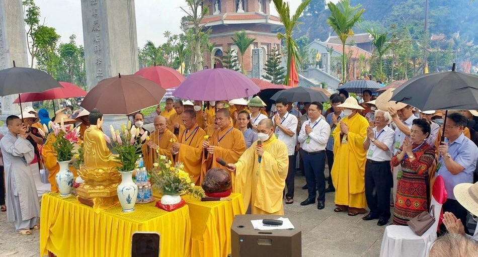 Chư tôn đức chú nguyện cầu nguyện công trình rót đồng đúc tôn tượng Đức Di Lặc Chư tôn đức chú nguyện cầu nguyện công trình rót đồng đúc tôn tượng Đức Di Lặc