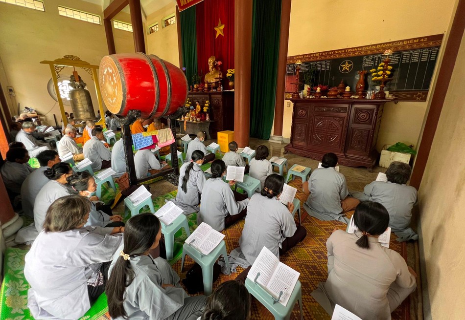 Phật tử trong nghi thức trì tụng kinh A Di Đà Phật tử trong nghi thức trì tụng kinh A Di Đà