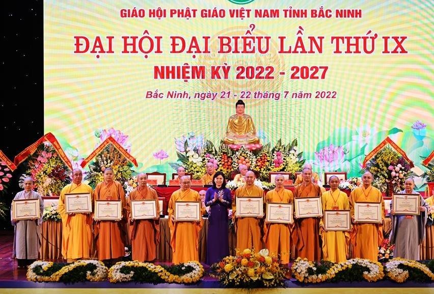 Chư tôn đức nhận Bằng khen của UBND tỉnh Chư tôn đức nhận Bằng khen của UBND tỉnh