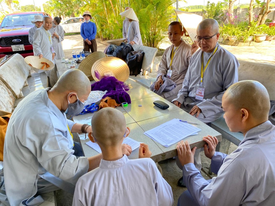 Làm thủ tục nhập chúng tại chùa Long Hưng, điểm truyền giới cho giới tử Ni