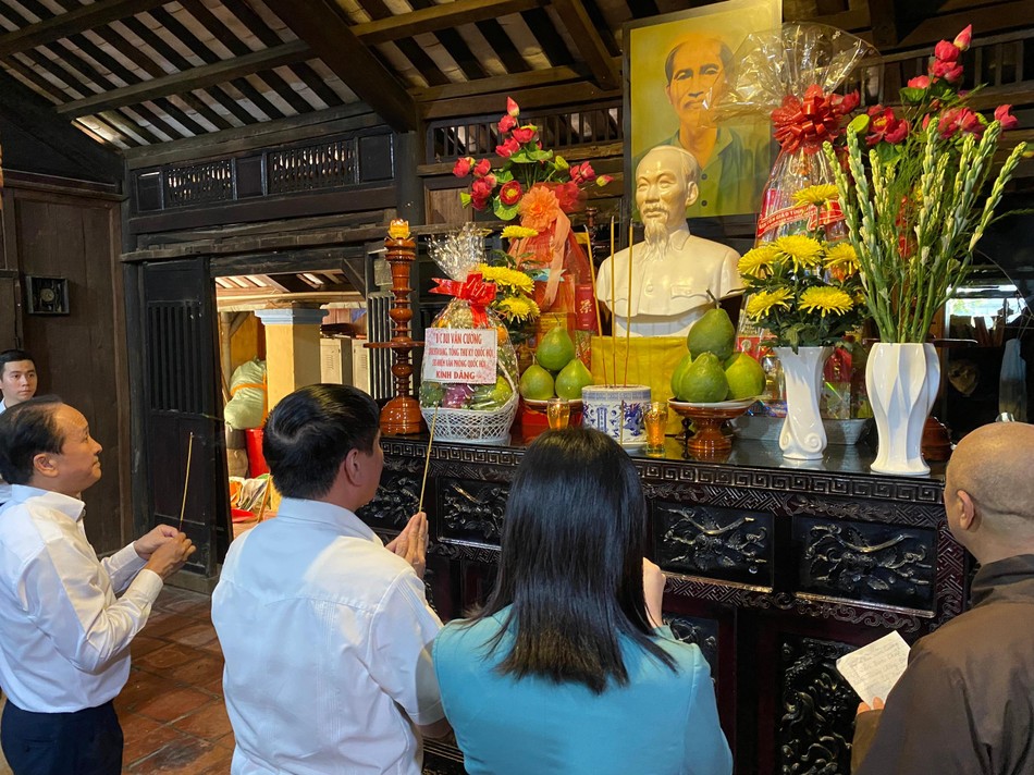 Thắp hương tưởng niệm cụ Phó bảng Nguyễn Sinh Sắc tại tổ đình Hội Khánh