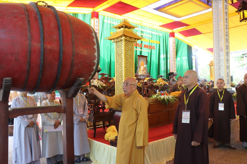 Hòa thượng Thích Thiện Tấn đã khai hồi trống báo hiệu bắt đầu khảo thí tuyển giới tử