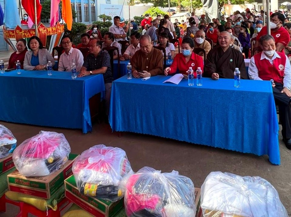 300 phần quà chia sẻ đến bà con khó khăn huyện Cư Jut 300 phần quà chia sẻ đến bà con khó khăn huyện Cư Jut