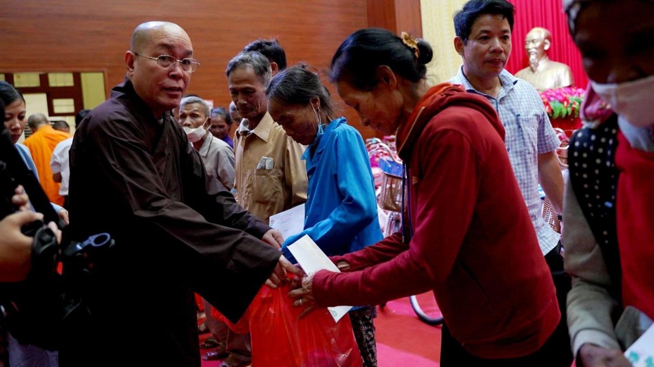 Thượng tọa Thích Đạt Đức trao quà đến người dân khó khăn Thượng tọa Thích Đạt Đức trao quà đến người dân khó khăn