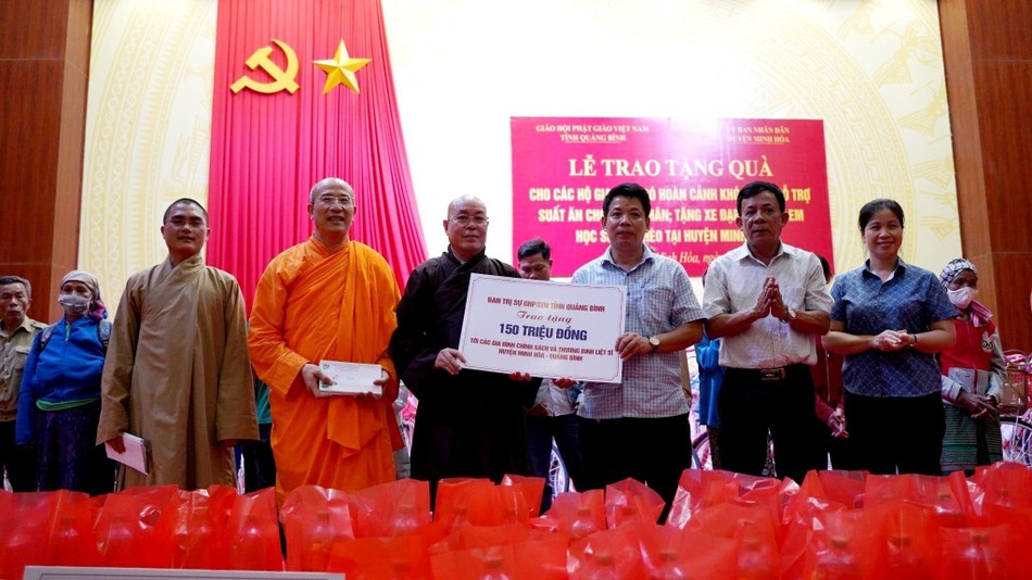 Thượng tọa Thích Đạt Đức tặng 150 triệu đồng đến Ủy ban Nhân dân huyện Minh Hóa để góp phần cùng địa phương chăm lo cho các gia đình chính sách Thượng tọa Thích Đạt Đức tặng 150 triệu đồng đến Ủy ban Nhân dân huyện Minh Hóa để góp phần cùng địa phương chăm lo cho các gia đình chính sách