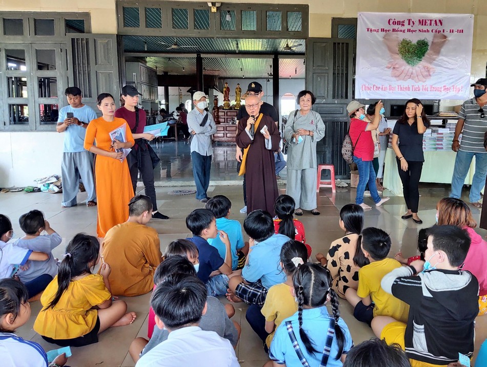 Hòa thượng Thích Chơn Nguyên động viên bà con vượt qua khó khăn - Ảnh: CTV Hòa thượng Thích Chơn Nguyên động viên bà con vượt qua khó khăn - Ảnh: CTV