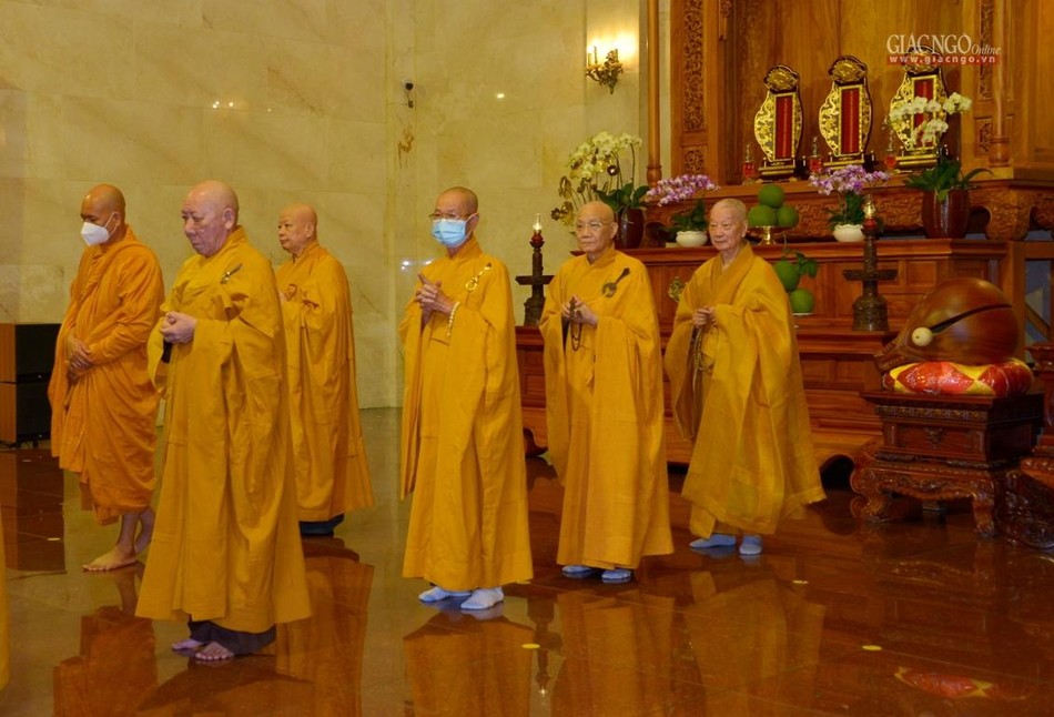 Chư Tăng lần lượt đến chánh điện thực hiện các nghi thức bố-tát theo truyền thống