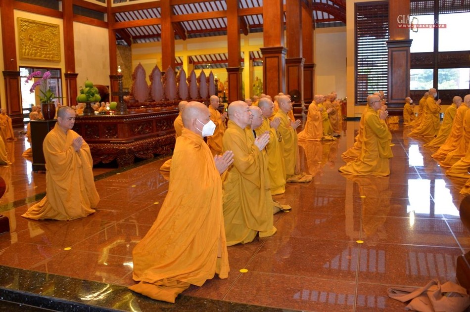 Toàn thể đại chúng thành kính đảnh lễ Tam bảo