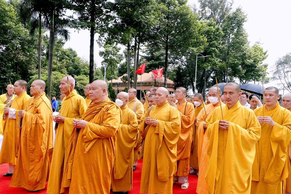 Chư tôn đức niêm hương tưởng niệm anh hùng, liệt sĩ Chư tôn đức niêm hương tưởng niệm anh hùng, liệt sĩ