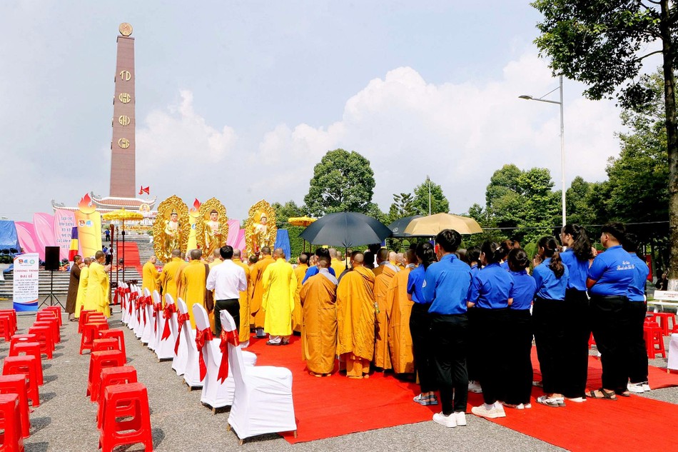 Lễ dâng hương tưởng niệm chư anh linh anh hùng, liệt sĩ tại Nghĩa trang Liệt sĩ tỉnh Bình Dương Lễ dâng hương tưởng niệm chư anh linh anh hùng, liệt sĩ tại Nghĩa trang Liệt sĩ tỉnh Bình Dương