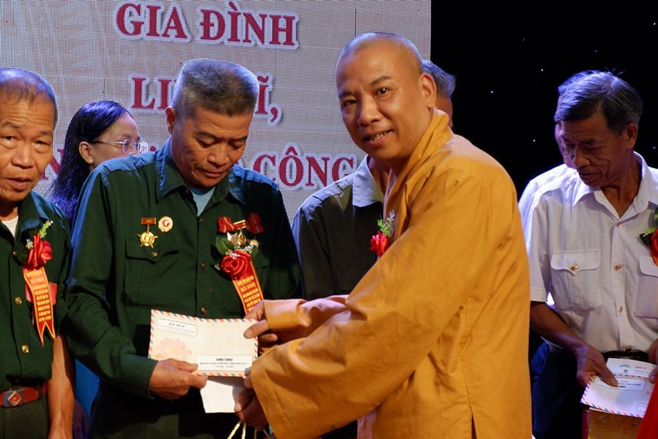 Tại hội nghị, Thượng tọa Thích Quảng Truyền đã trao tặng 75 suất quà đến các gia đình chính sách Tại hội nghị, Thượng tọa Thích Quảng Truyền đã trao tặng 75 suất quà đến các gia đình chính sách