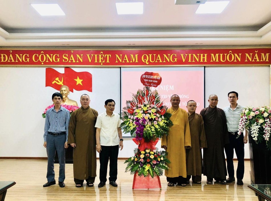 Hòa thượng Thích Quảng Hà tặng hoa chúc mừng Sở Nội vụ tỉnh Nam Định nhân kỷ niệm 67 năm ngày truyền thống ngành Quản lý Nhà nước về tôn giáo Hòa thượng Thích Quảng Hà tặng hoa chúc mừng Sở Nội vụ tỉnh Nam Định nhân kỷ niệm 67 năm ngày truyền thống ngành Quản lý Nhà nước về tôn giáo