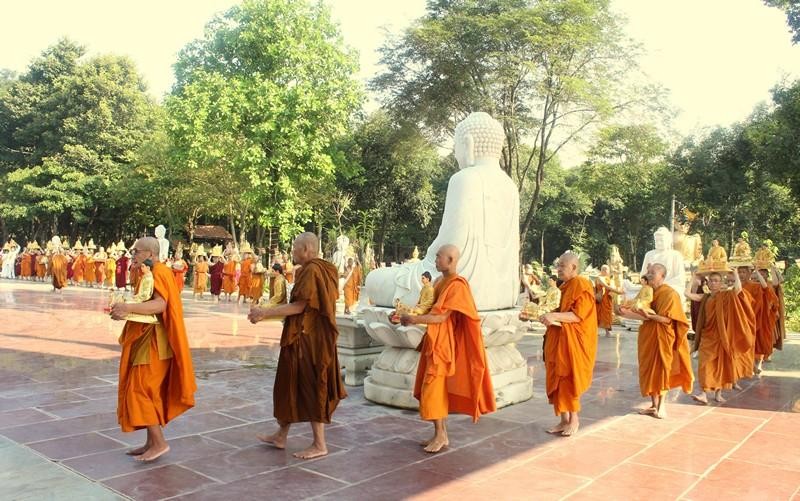 Cung rước tôn tượng Đức Phật trong khuôn viên thiền viện Phước Sơn