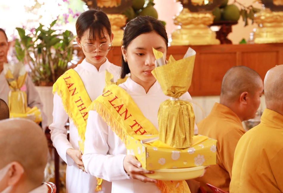 Phật tử tại ni viện Long Hoa dâng hoa cúng dường Phật tử tại ni viện Long Hoa dâng hoa cúng dường