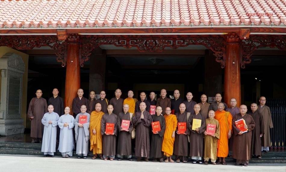 Chụp ảnh lưu niệm trước sảnh Việt Nam Quốc Tự Chụp ảnh lưu niệm trước sảnh Việt Nam Quốc Tự