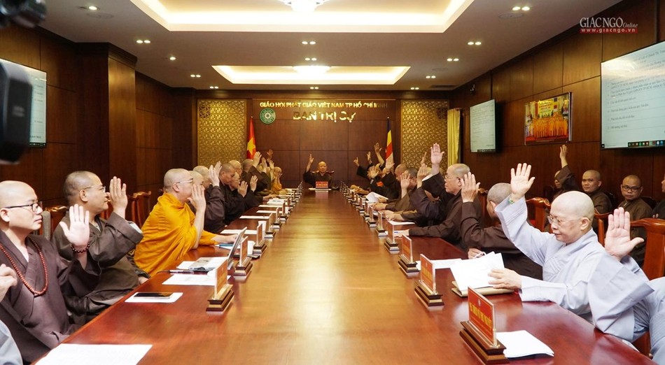 Chư tôn đức biểu quyết thông qua chương trình thảo luận Chư tôn đức biểu quyết thông qua chương trình thảo luận