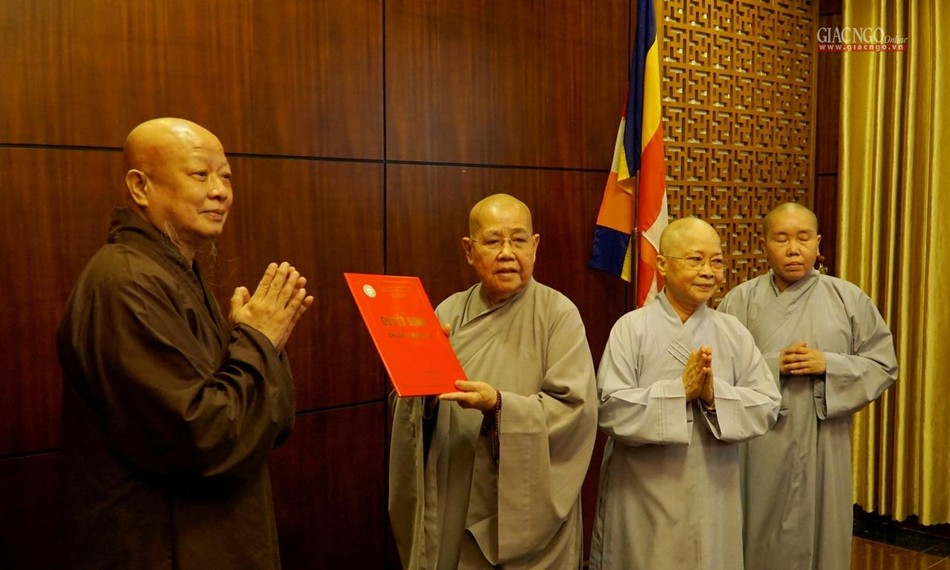 Trao quyết định đến Ni trưởng Thích nữ Từ Nhẫn, Trưởng Phân ban Ni giới Trao quyết định đến Ni trưởng Thích nữ Từ Nhẫn, Trưởng Phân ban Ni giới