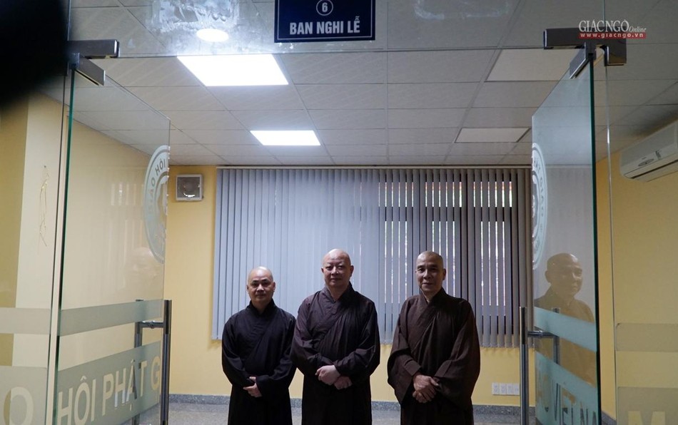 Chụp ảnh tại văn phòng Ban Nghi lễ Chụp ảnh tại văn phòng Ban Nghi lễ