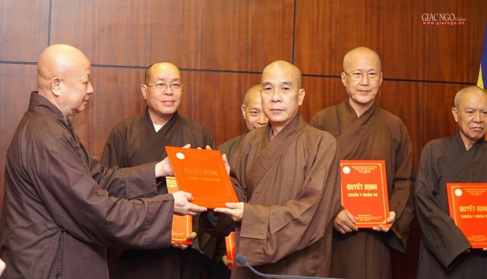 Trao quyết định chuẩn y nhân sự đến Thượng tọa Thích Quảng Chơn, Trưởng ban Nghi lễ Trao quyết định chuẩn y nhân sự đến Thượng tọa Thích Quảng Chơn, Trưởng ban Nghi lễ
