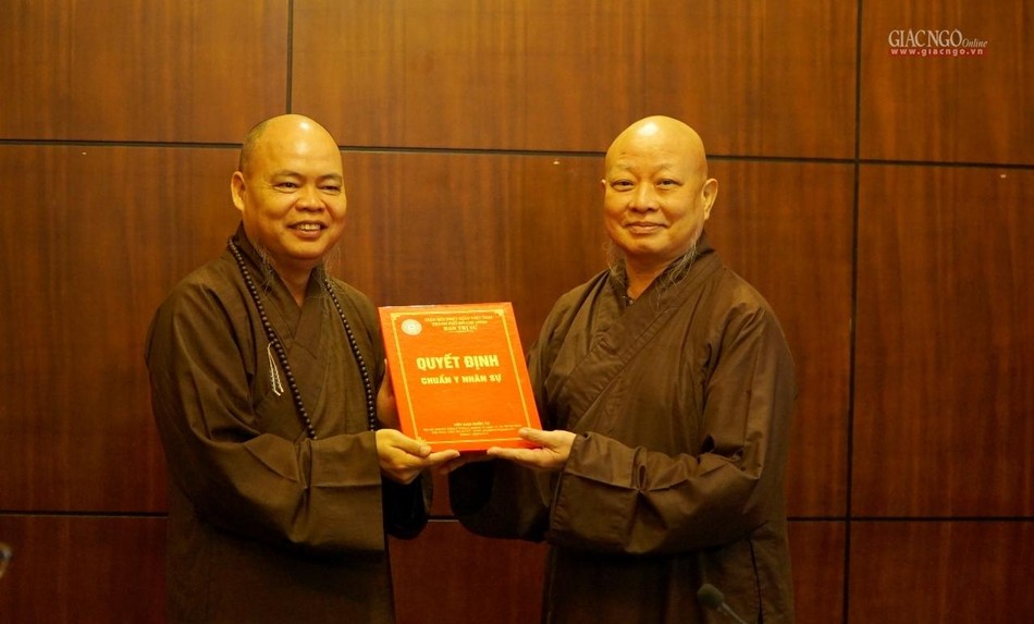 Trao quyết định đến Thượng tọa Thích Thanh Phong, Trưởng ban Từ thiện - Xã hội Trao quyết định đến Thượng tọa Thích Thanh Phong, Trưởng ban Từ thiện - Xã hội