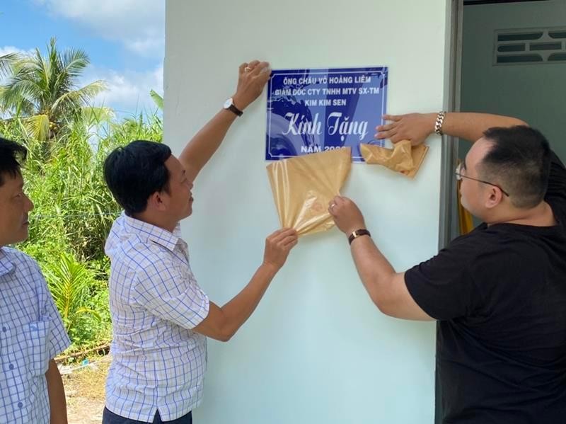 Bàn gia nhà đến gia đình bà Nguyễn Thị Cách thuộc diện gia đình có hoàn cảnh khó khăn, neo đơn Bàn gia nhà đến gia đình bà Nguyễn Thị Cách thuộc diện gia đình có hoàn cảnh khó khăn, neo đơn