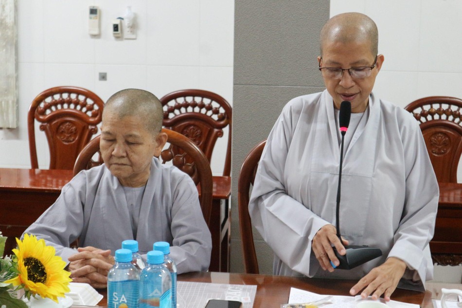 Ni sư Thích nữ Như Nguyệt phát biểu tại buổi họp Ni sư Thích nữ Như Nguyệt phát biểu tại buổi họp