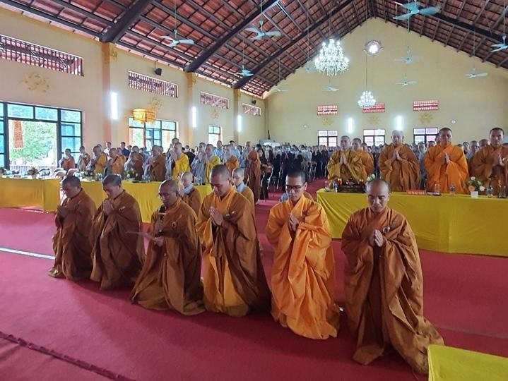 Đại diện Tăng Ni hạ trường Mê Linh và Đông Anh đã ra tác bạch tạ pháp Đại diện Tăng Ni hạ trường Mê Linh và Đông Anh đã ra tác bạch tạ pháp