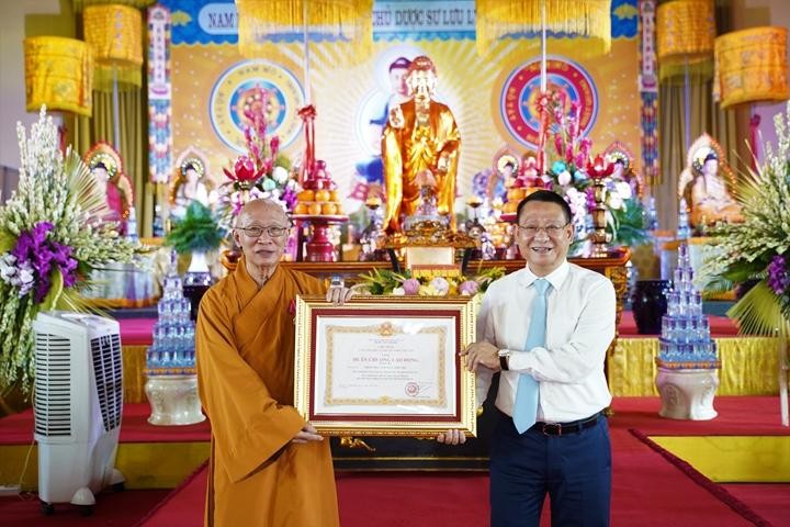 Chủ tịch nước tặng Huân chương lao động hạng Ba đến Thượng tọa Thích Chiếu Tạng Chủ tịch nước tặng Huân chương lao động hạng Ba đến Thượng tọa Thích Chiếu Tạng