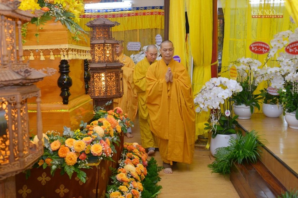 Thượng tọa Thích Trí Chơn, Trưởng ban Văn hóa hữu nhiễu kim quan tiễn biệt Ni trưởng Thượng tọa Thích Trí Chơn, Trưởng ban Văn hóa hữu nhiễu kim quan tiễn biệt Ni trưởng