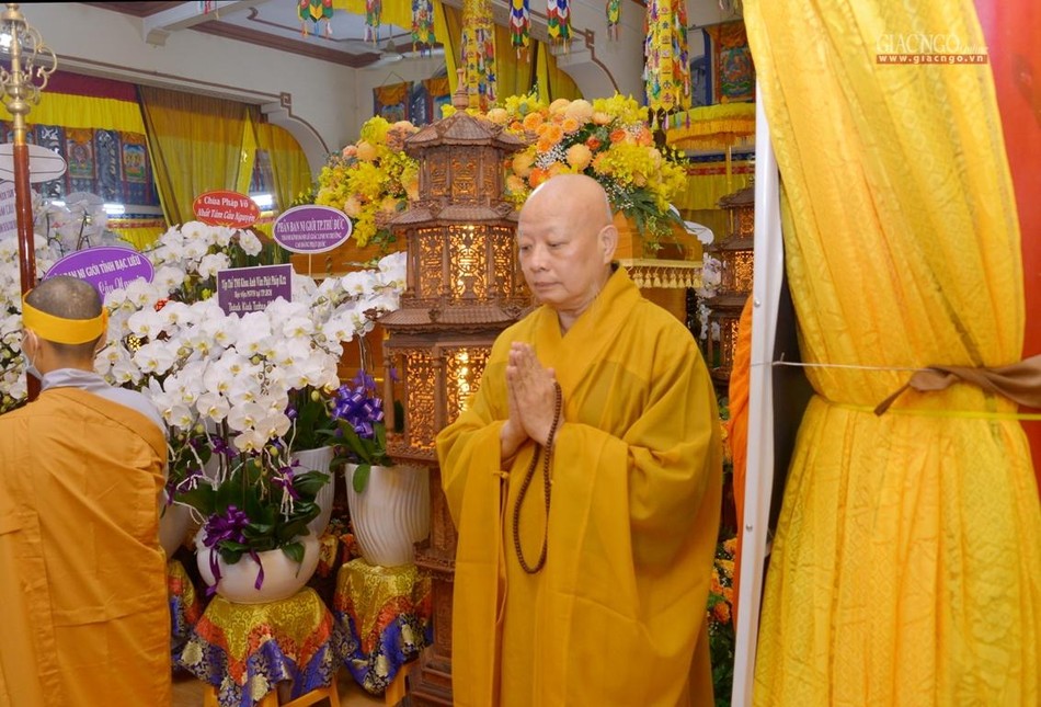 Hòa thượng Thích Lệ Trang hữu nhiễu kim quan tiễn biệt cố Ni trưởng Hòa thượng Thích Lệ Trang hữu nhiễu kim quan tiễn biệt cố Ni trưởng