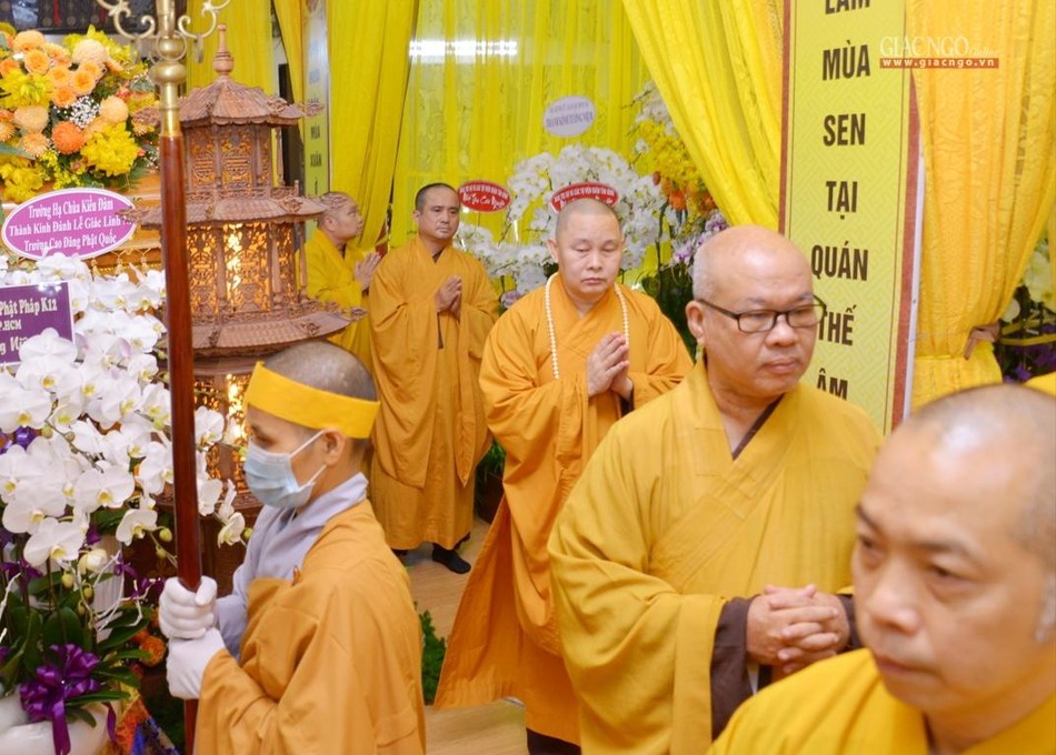 Chư tôn đức Ban Thường trực Ban Trị sự TP.HCM hữu nhiễu kim quan tiễn biệt thể hiện tình linh sơn pháp lữ Chư tôn đức Ban Thường trực Ban Trị sự TP.HCM hữu nhiễu kim quan tiễn biệt thể hiện tình linh sơn pháp lữ