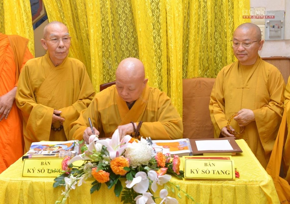 Hòa thượng Thích Lệ Trang viết sổ tang tiễn biệt Hòa thượng Thích Lệ Trang viết sổ tang tiễn biệt