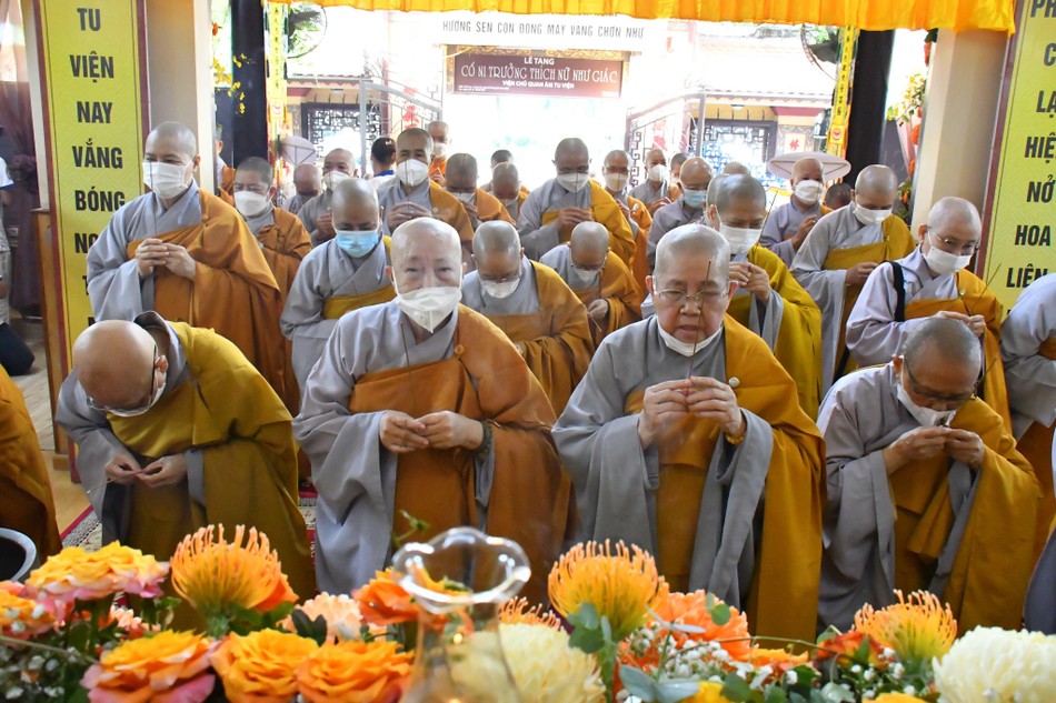 Chư Ni dâng hương tưởng niệm Giác linh Ni trưởng Thích nữ Như Giác Chư Ni dâng hương tưởng niệm Giác linh Ni trưởng Thích nữ Như Giác