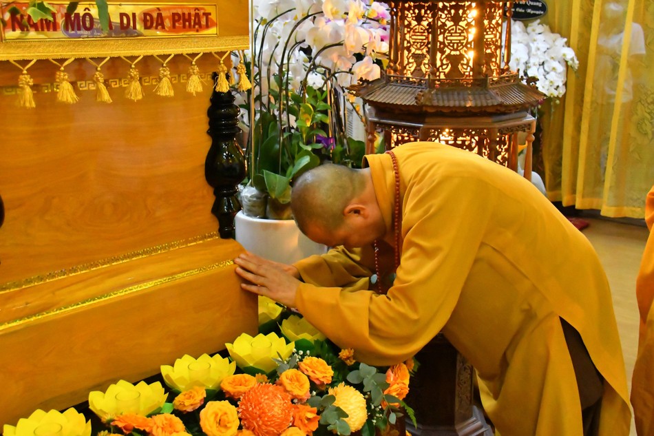 Thượng tọa Thích Nguyên Thành tiễn biệt Ni trưởng Thượng tọa Thích Nguyên Thành tiễn biệt Ni trưởng