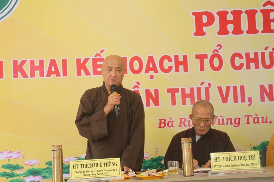 Hòa thượng Thích Huệ Thông phát biểu tại buổi họp Hòa thượng Thích Huệ Thông phát biểu tại buổi họp