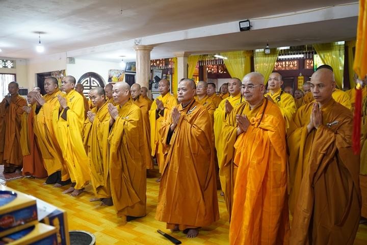 Chư tôn đức trong Ban Chỉ đạo An cư và Ban Tổ chức, Ban Chức sự của 18 trường hạ trở về tổ đình Viên Minh đảnh lễ, tạ ân Giác linh Đức Đệ tam Pháp chủ GHPGVN Chư tôn đức trong Ban Chỉ đạo An cư và Ban Tổ chức, Ban Chức sự của 18 trường hạ trở về tổ đình Viên Minh đảnh lễ, tạ ân Giác linh Đức Đệ tam Pháp chủ GHPGVN