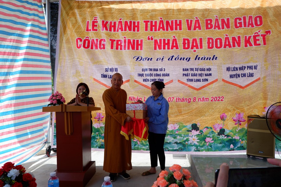 Thượng tọa Thích Quảng Truyền tặng quà đến bà Thủy nhân ngày bàn giao nhà mới Thượng tọa Thích Quảng Truyền tặng quà đến bà Thủy nhân ngày bàn giao nhà mới