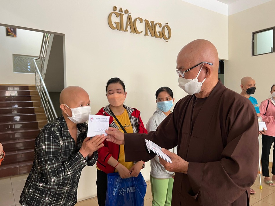 Hòa thượng Thích Tâm Viên trao tiền của bạn đọc tặng đến bệnh nhân nghèo - Ảnh: M.Tuyền Hòa thượng Thích Tâm Viên trao tiền của bạn đọc tặng đến bệnh nhân nghèo - Ảnh: M.Tuyền