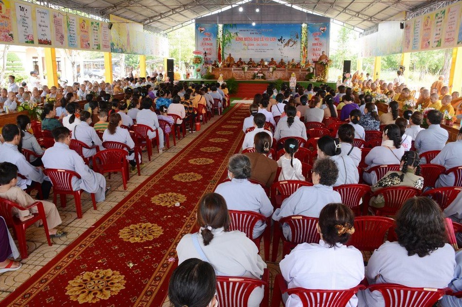 Quang cảnh lễ tạ pháp, dâng y Vu lan Quang cảnh lễ tạ pháp, dâng y Vu lan