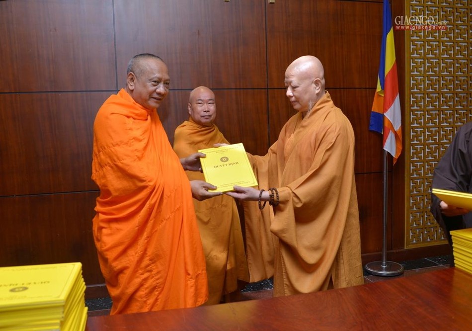 Hòa thượng Danh Lung, Phó Trưởng ban, Phó Trưởng ban Tăng sự GHPGVN TP.HCM nhận quyết định Hòa thượng Danh Lung, Phó Trưởng ban, Phó Trưởng ban Tăng sự GHPGVN TP.HCM nhận quyết định